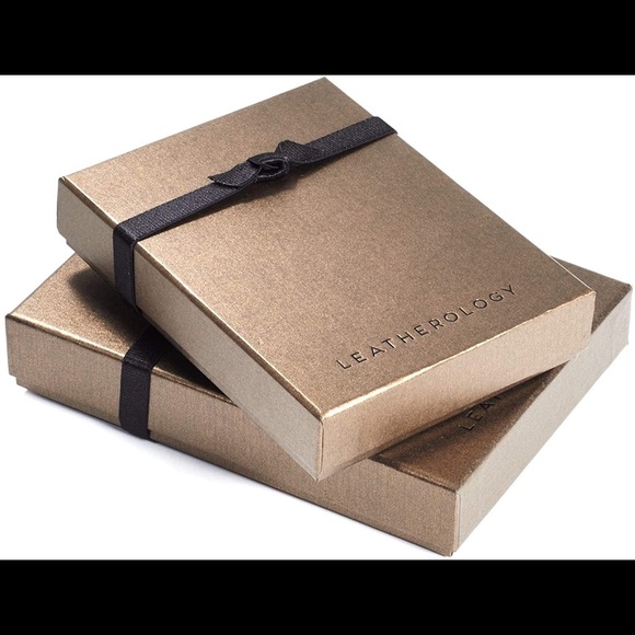 NWT & box Leatherology double card holder - Picture 6 of 6